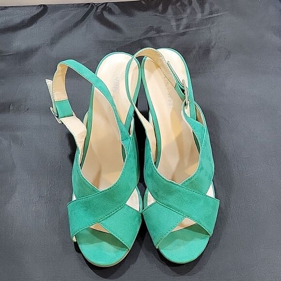 NINE WEST BLOCK HEEL PEEP TOE ADJUSTABLE BUCKLE CLOSURE SANDAL - Picture 2 of 15